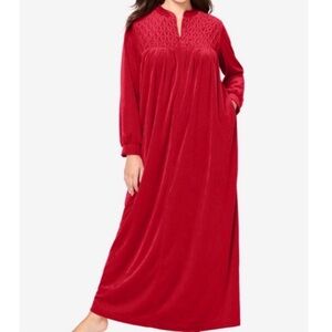 New Zip Front Velour Smocked Robe Plus Size 14 16 red
Only
Necessities